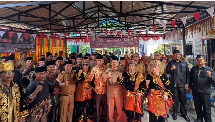 Wakil Bupati Pasaman Parulian saat mengukuhkan KAN Padang Gelugur periode 2026–2031