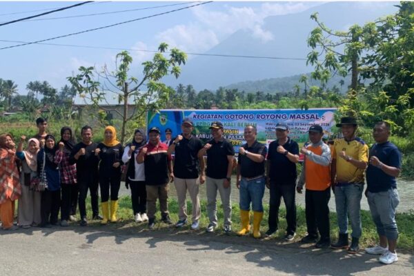 Bupati Pasaman mengikuti Program Kali Bersih di Sungai Panapa