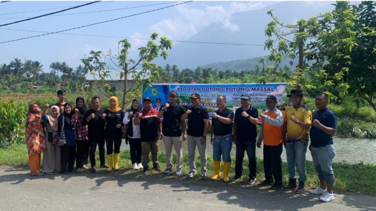 Bupati Pasaman mengikuti Program Kali Bersih di Sungai Panapa