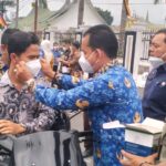 Pemkab Pasaman dan Forkopimda membagikan masker gratis kepada warga di Lubuk Sikaping