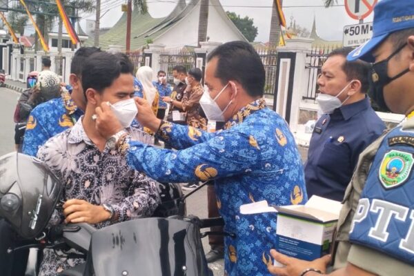 Pemkab Pasaman dan Forkopimda membagikan masker gratis kepada warga di Lubuk Sikaping