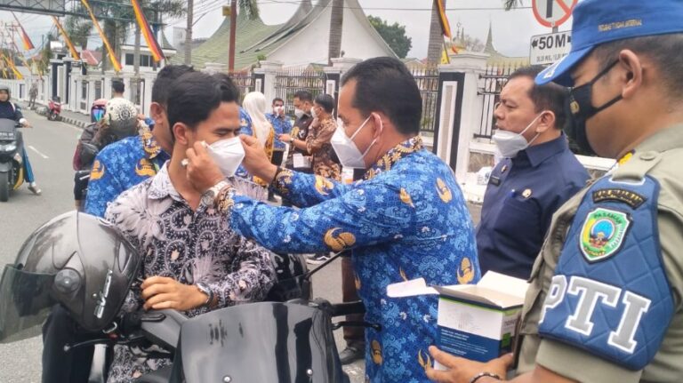 Pemkab Pasaman dan Forkopimda membagikan masker gratis kepada warga di Lubuk Sikaping