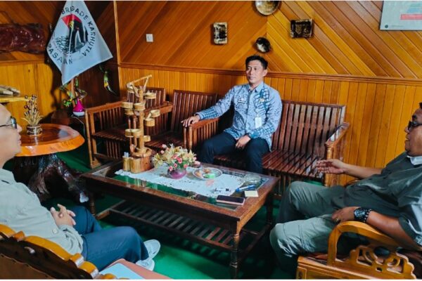 Koordinasi Kepala Dinas Parporabud Pasaman Ahdi Susanto dengan Kepala KPHL Pasaman Terra Dharma membahas pengembangan ekowisata.