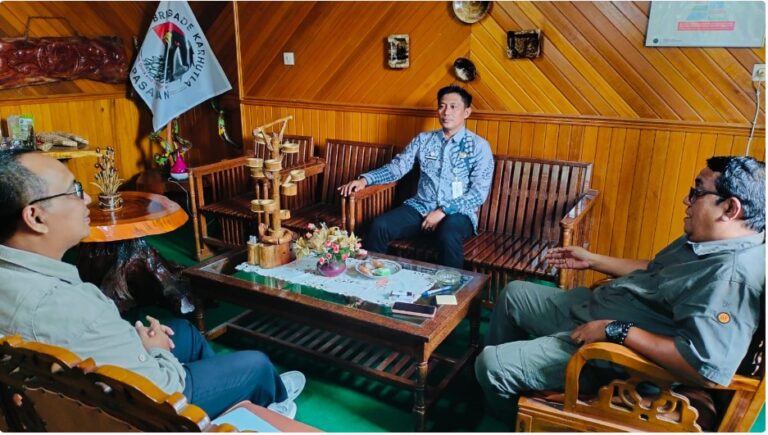 Koordinasi Kepala Dinas Parporabud Pasaman Ahdi Susanto dengan Kepala KPHL Pasaman Terra Dharma membahas pengembangan ekowisata.