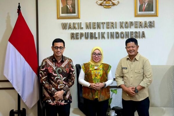 Bupati Pasaman Welly Suhery bertemu Wakil Menteri Koperasi Farida Farichah di Jakarta untuk membahas pengembangan KDKMP.