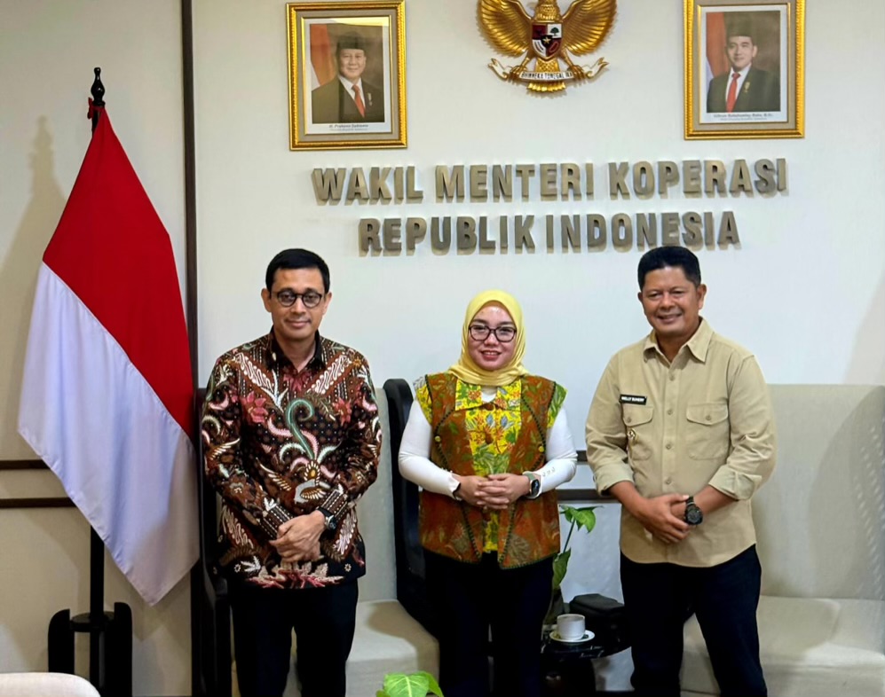Bupati Pasaman Welly Suhery bertemu Wakil Menteri Koperasi Farida Farichah di Jakarta untuk membahas pengembangan KDKMP.